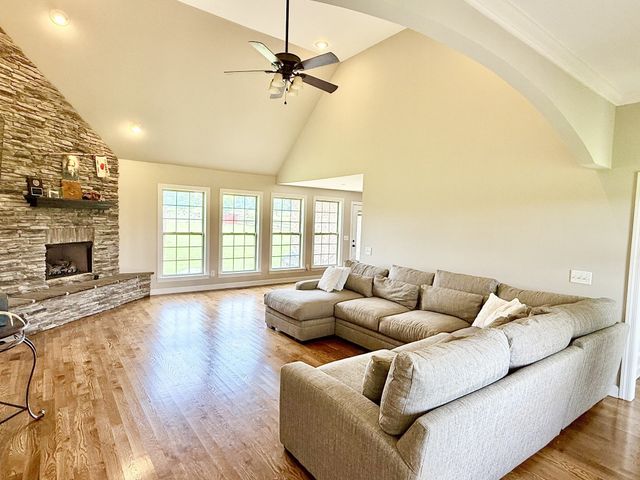 530 Thompson Ln, Portland, TN 37148