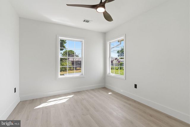 54 FREEDOM LN, Levittown, PA 19055
