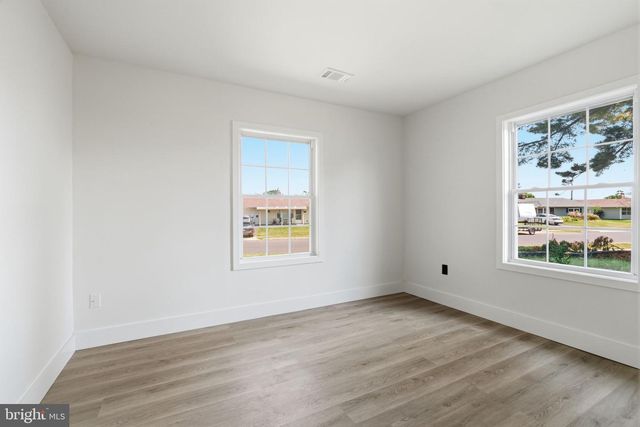 54 FREEDOM LN, Levittown, PA 19055