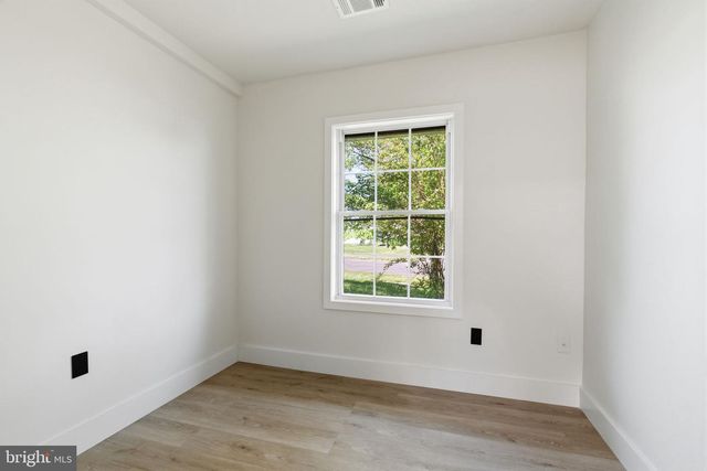 54 FREEDOM LN, Levittown, PA 19055