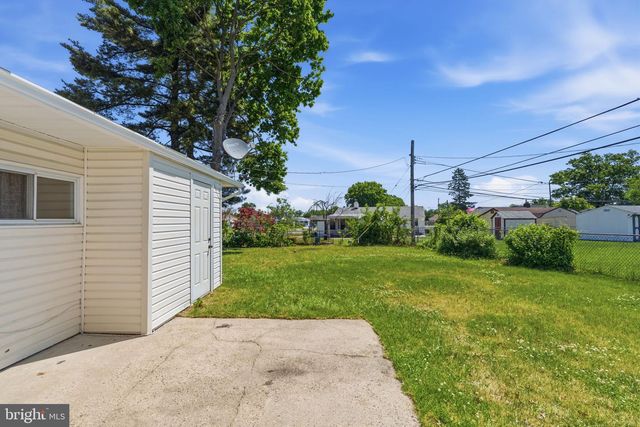 54 FREEDOM LN, Levittown, PA 19055