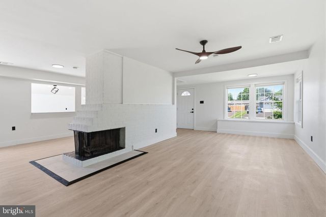 54 FREEDOM LN, Levittown, PA 19055