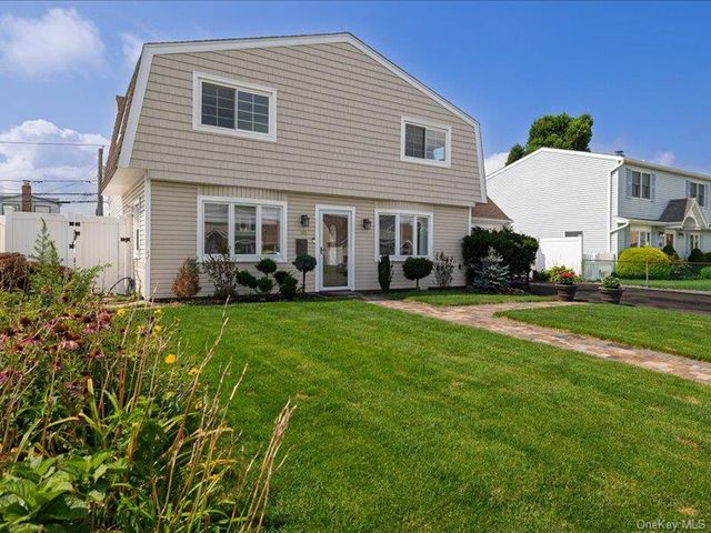 18 Old Farm Road, Levittown, NY 11756