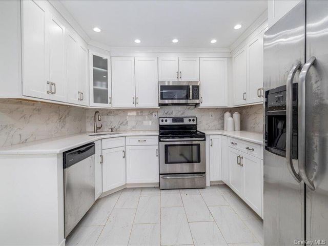 18 Old Farm Road, Levittown, NY 11756