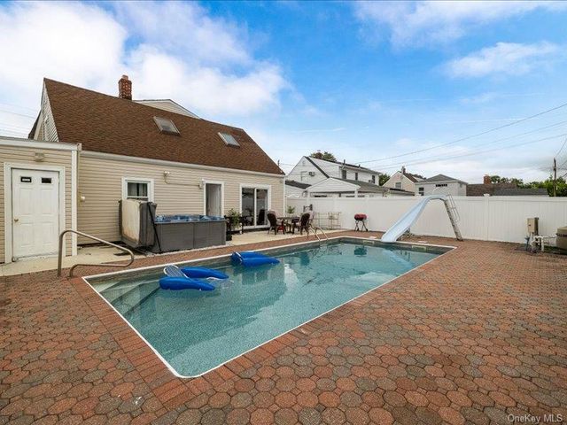 18 Old Farm Road, Levittown, NY 11756