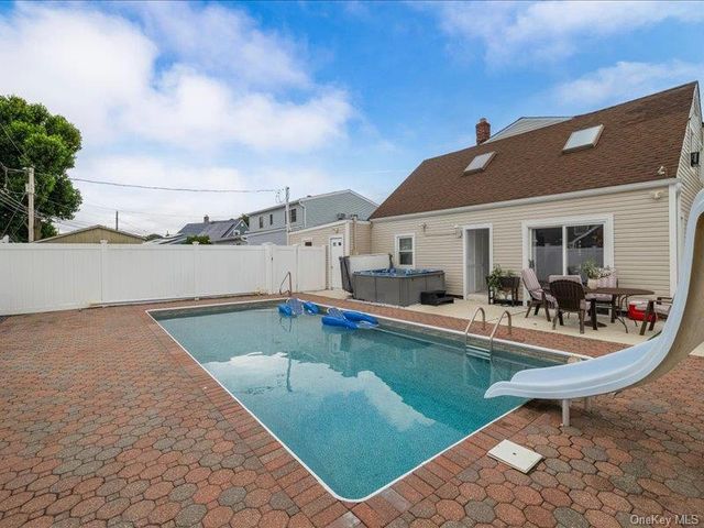 18 Old Farm Road, Levittown, NY 11756