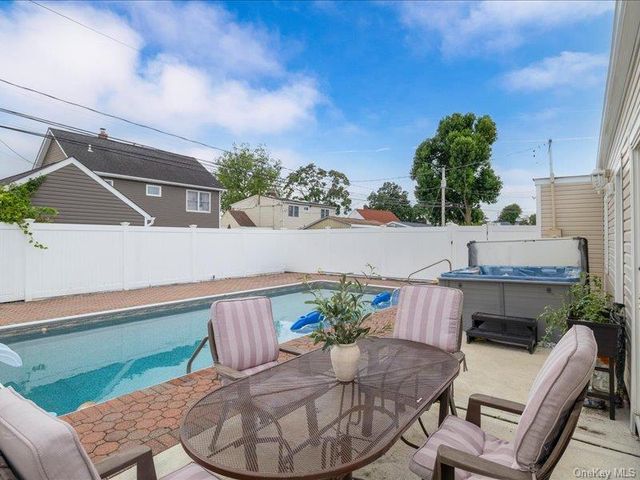 18 Old Farm Road, Levittown, NY 11756