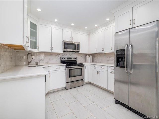 18 Old Farm Road, Levittown, NY 11756