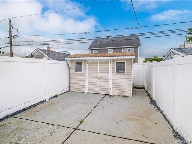 18 Old Farm Road, Levittown, NY 11756