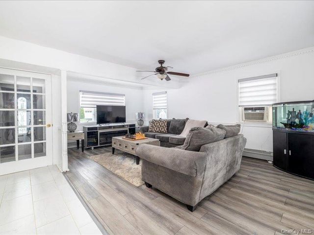 18 Old Farm Road, Levittown, NY 11756