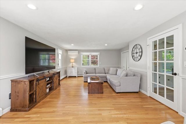 560 Common St, Walpole, MA 02081