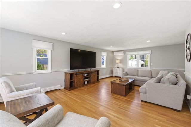 560 Common St, Walpole, MA 02081