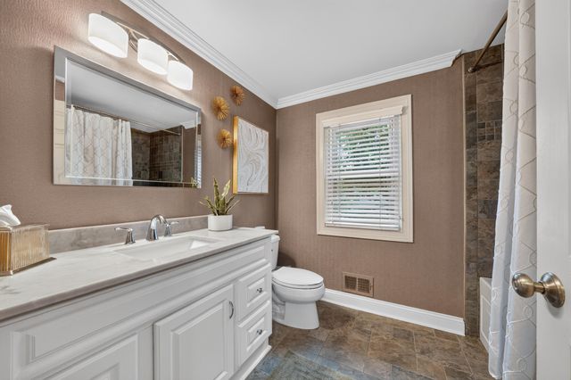 864 Great Oaks Boulevard, Rochester, MI 48307