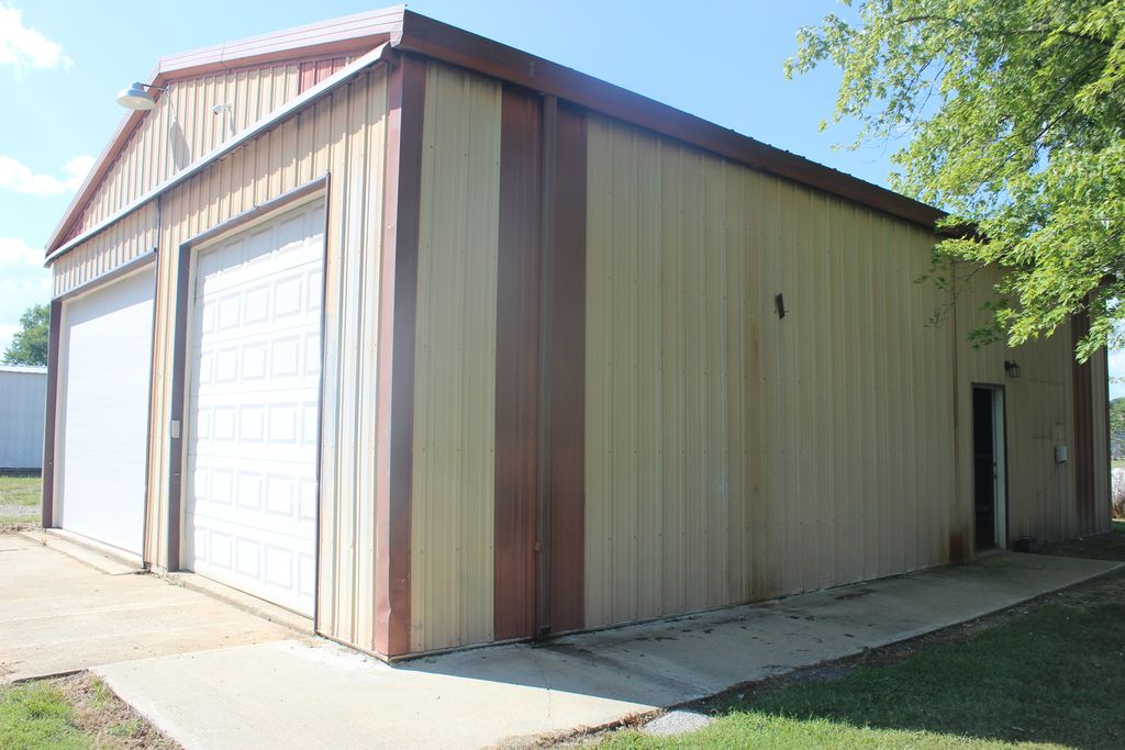 Image 1 of property listing at 709 Thomas Street, Iuka, IL 62849