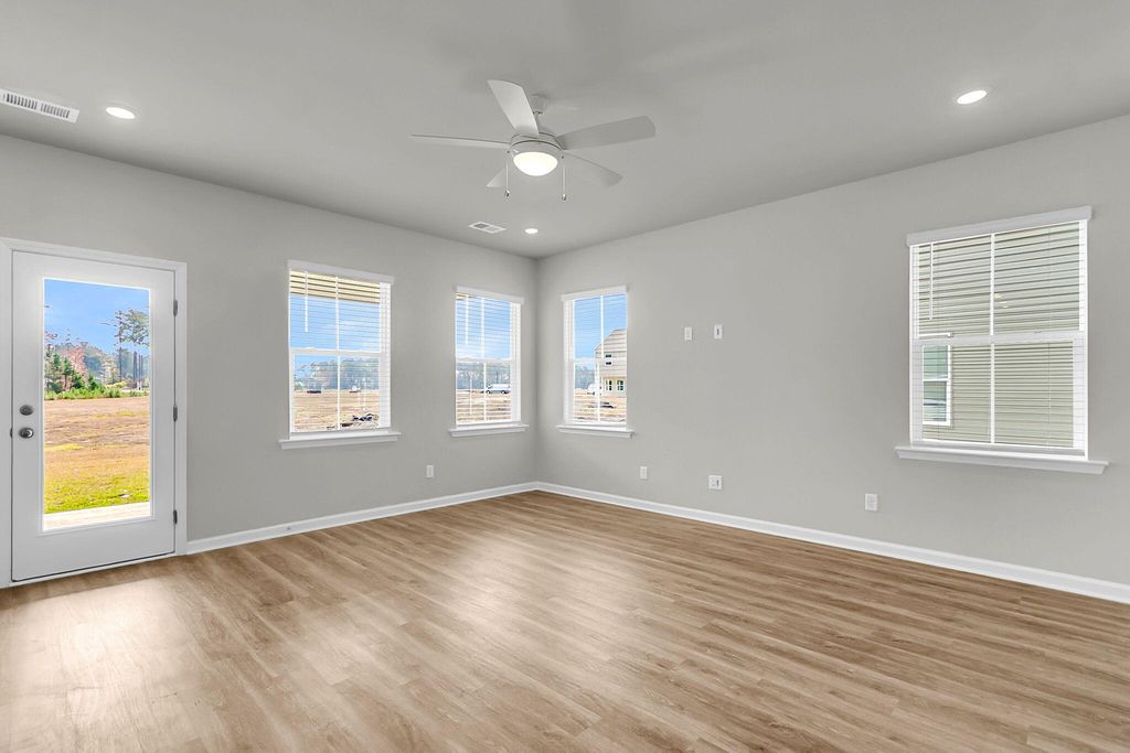 Image 11 of property listing at 322 Clipper Court, Summerville, SC 29486