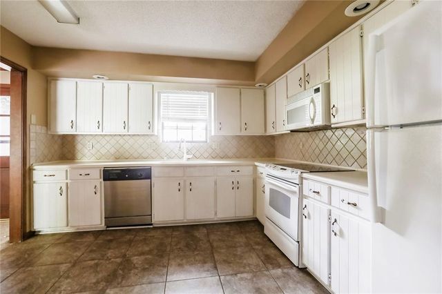 1008 SW Pinto Lane, Blue Springs, MO 64015