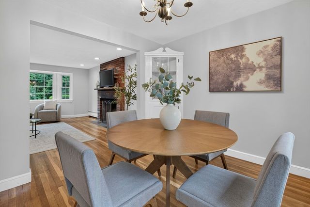 25 Gray Ter, Bedford, MA 01730