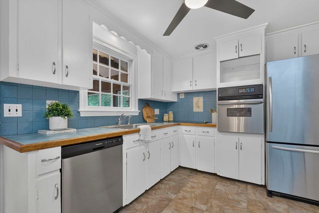 25 Gray Ter, Bedford, MA 01730