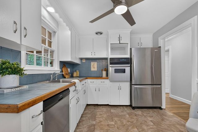 25 Gray Ter, Bedford, MA 01730