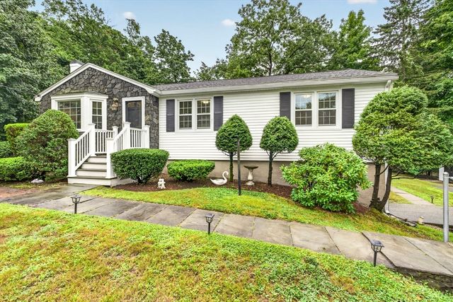 25 Gray Ter, Bedford, MA 01730