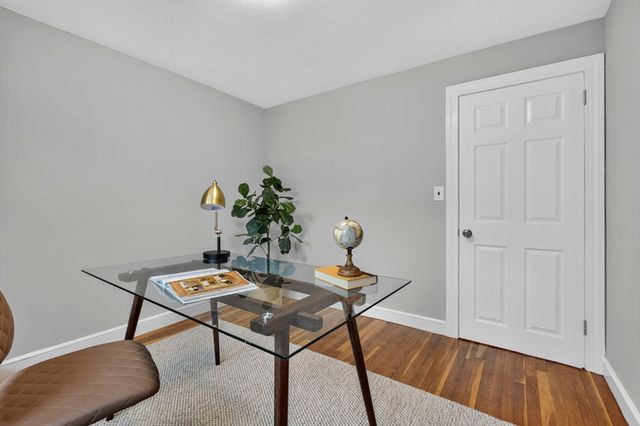 25 Gray Ter, Bedford, MA 01730