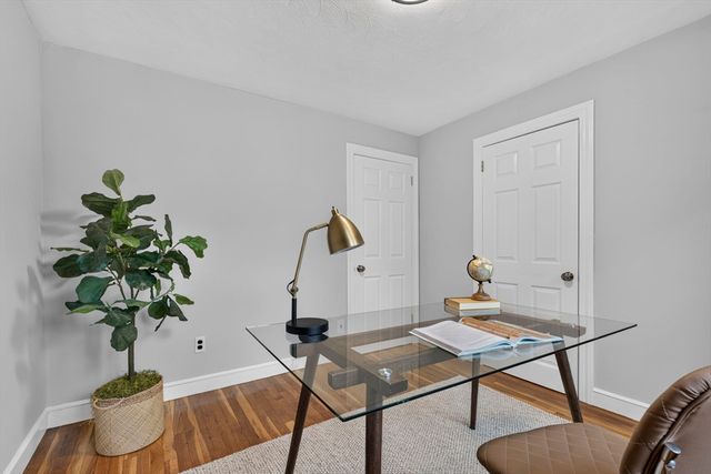 25 Gray Ter, Bedford, MA 01730