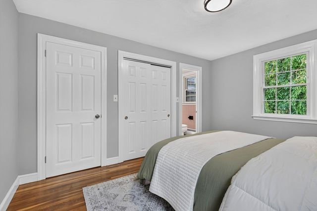 25 Gray Ter, Bedford, MA 01730