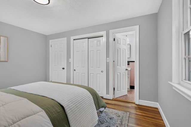 25 Gray Ter, Bedford, MA 01730