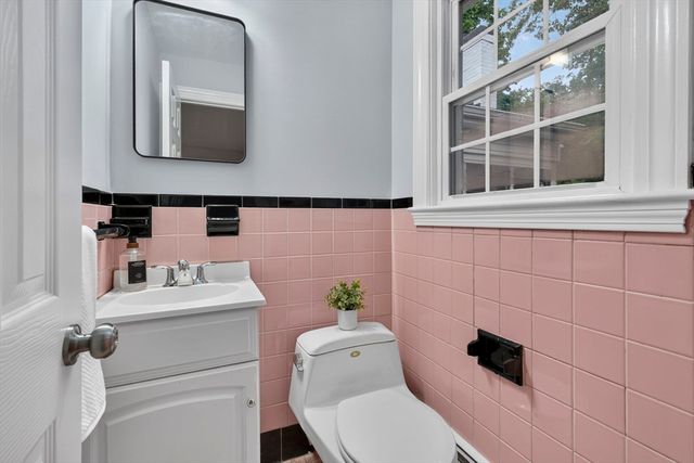 25 Gray Ter, Bedford, MA 01730