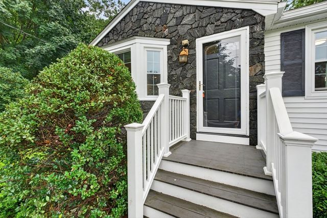 25 Gray Ter, Bedford, MA 01730