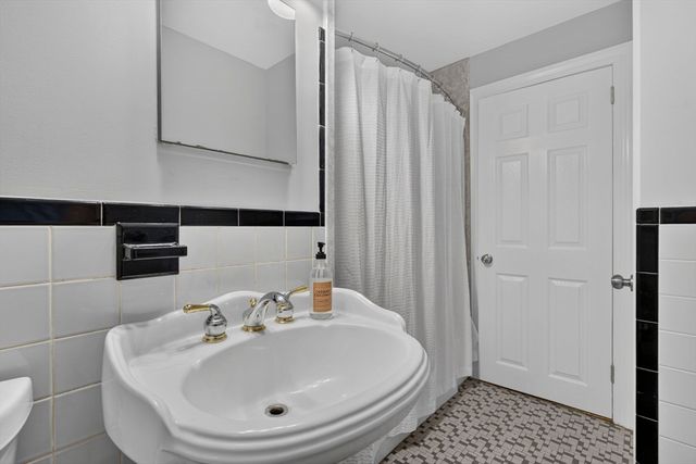 25 Gray Ter, Bedford, MA 01730