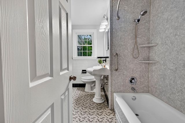 25 Gray Ter, Bedford, MA 01730