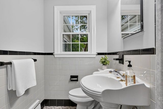 25 Gray Ter, Bedford, MA 01730