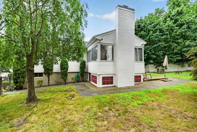 25 Gray Ter, Bedford, MA 01730