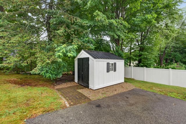 25 Gray Ter, Bedford, MA 01730