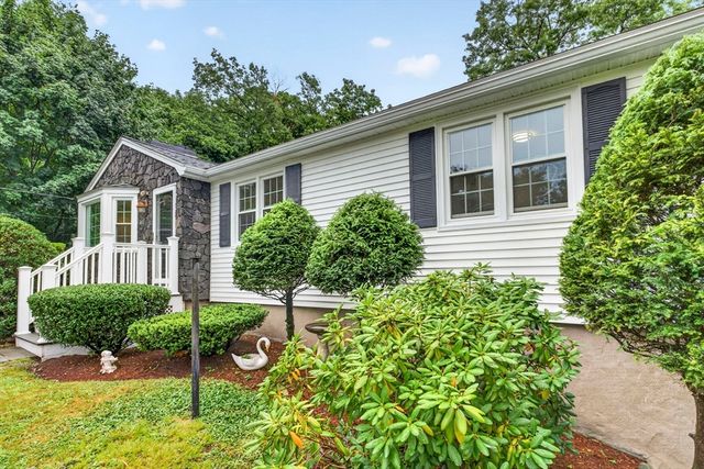 25 Gray Ter, Bedford, MA 01730