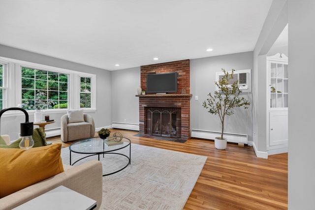 25 Gray Ter, Bedford, MA 01730