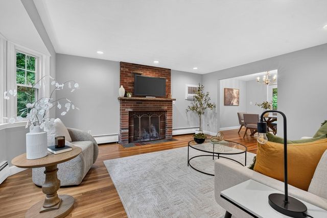 25 Gray Ter, Bedford, MA 01730