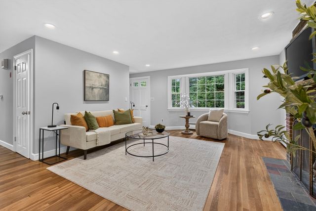 25 Gray Ter, Bedford, MA 01730