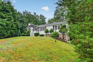 25 Gray Ter, Bedford, MA 01730