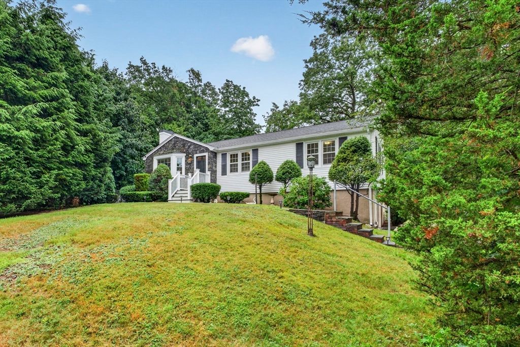 25 Gray Ter, Bedford, MA 01730