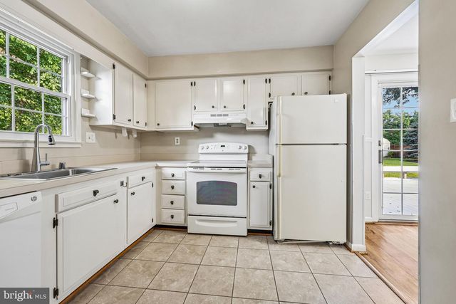 8808 MCNAIR DR, Alexandria, VA 22309