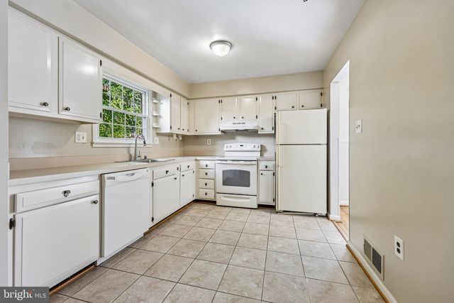 8808 MCNAIR DR, Alexandria, VA 22309