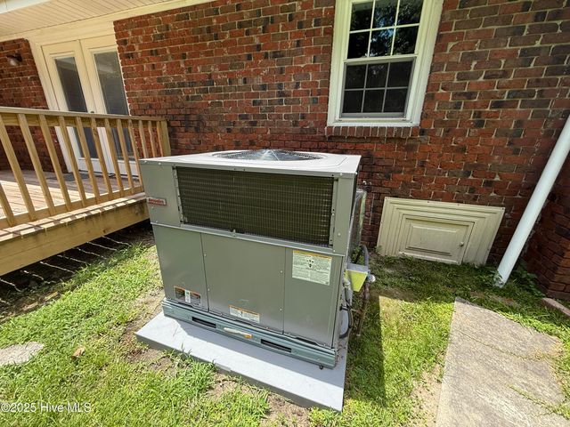 2105 Dallas Drive, Kinston, NC 28504