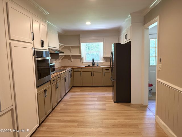 2105 Dallas Drive, Kinston, NC 28504