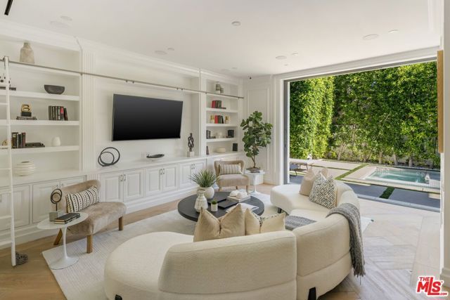 8147 W 4TH Street, Los Angeles, CA 90048