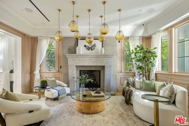 8147 W 4TH Street, Los Angeles, CA 90048