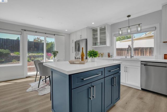 465 Swan Dr, Livermore, CA 94551