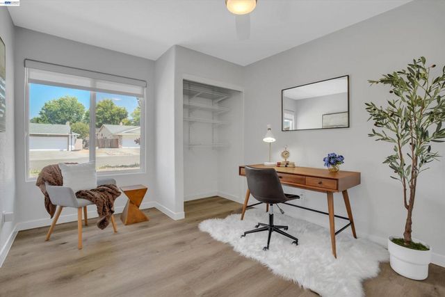 465 Swan Dr, Livermore, CA 94551