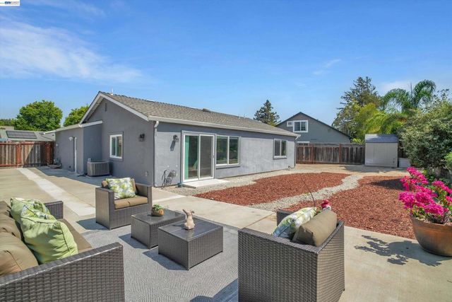 465 Swan Dr, Livermore, CA 94551